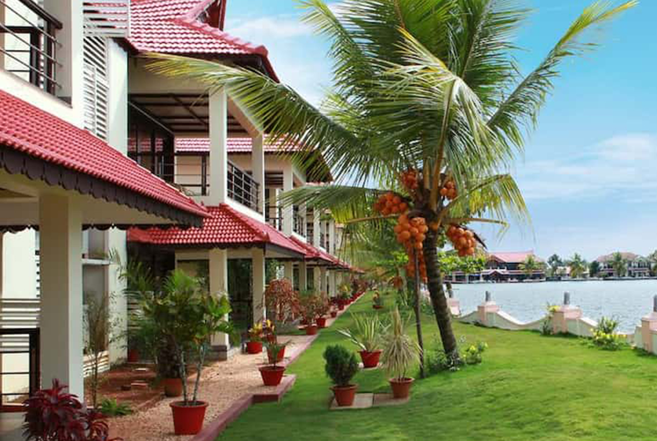 The_Lake_Palace_Alleppey (3)